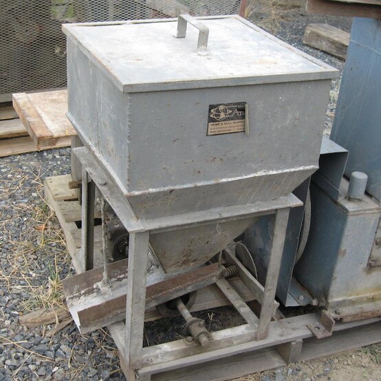 20" x 20" Reciprocating Lime Feeder, hopper & reciprocating plate feeder, 28" deep hopper, 5.5" x 16" feeder