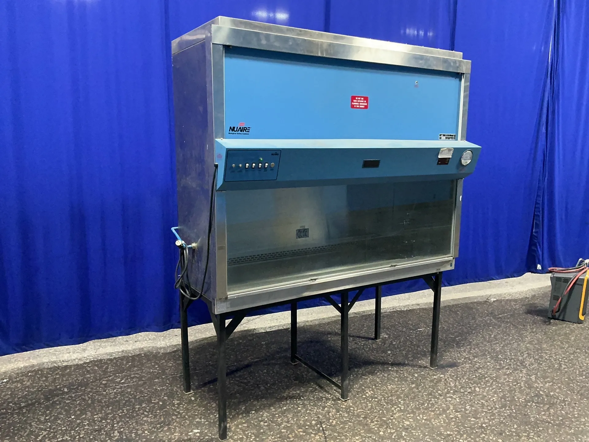 Nuaire #NU-425-600, biological safety cabinet, 24" x 72" x 30", 2100 watts, 65 dBA, 115 V.