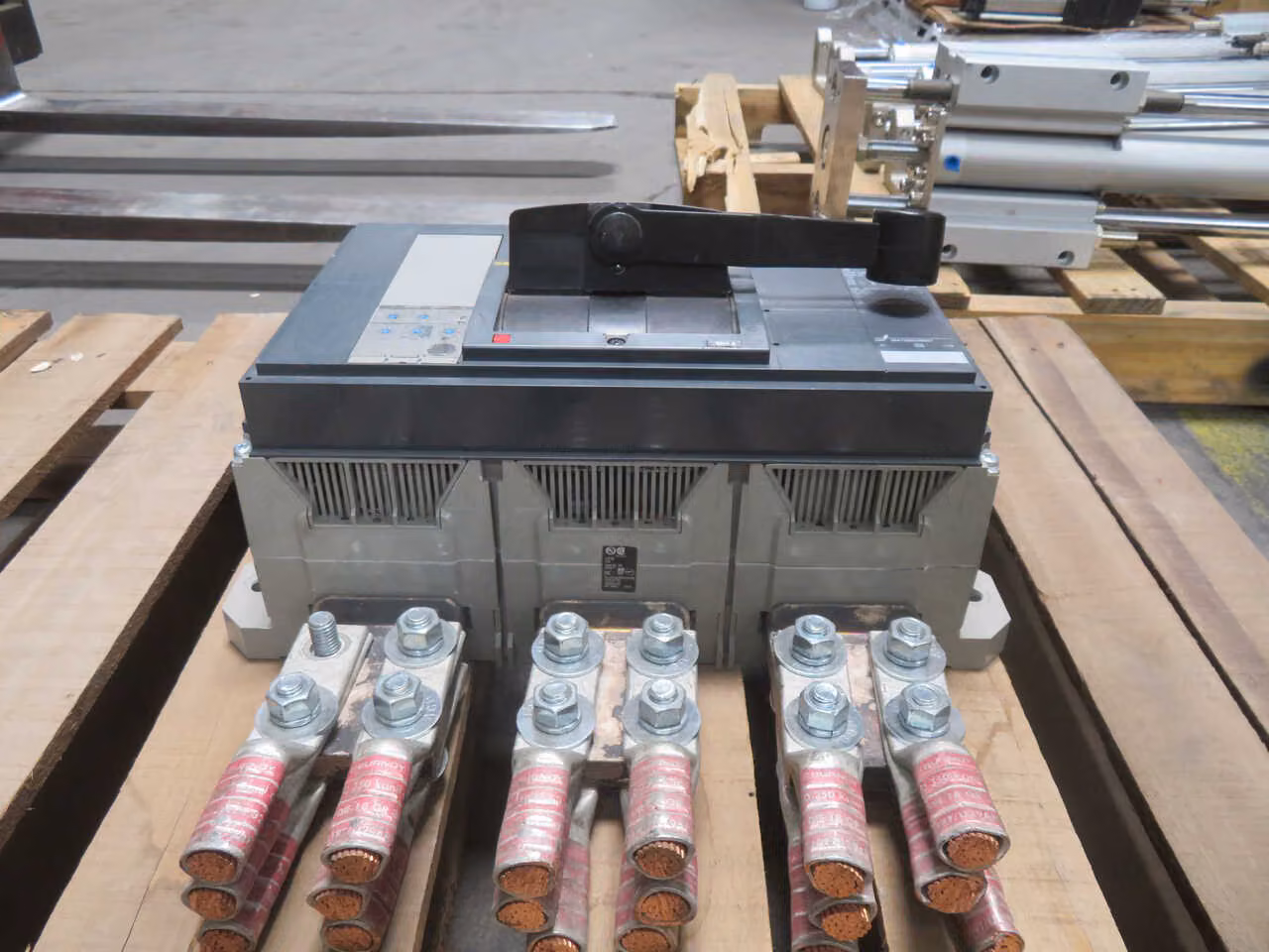 2000 Amp, Square D #RGF36200U33AAASA, PowerPact molded case circuit breaker, 3 pole, 600 Volts, 35 KA