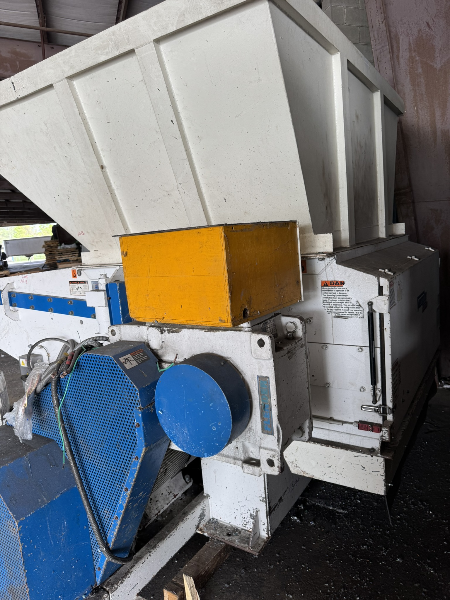Vecoplan #RG62/125-U-XL-Shorty-SP, single shaft shredder, 125 HP AC, 36" cleated infeed conveyor, hood, 2008