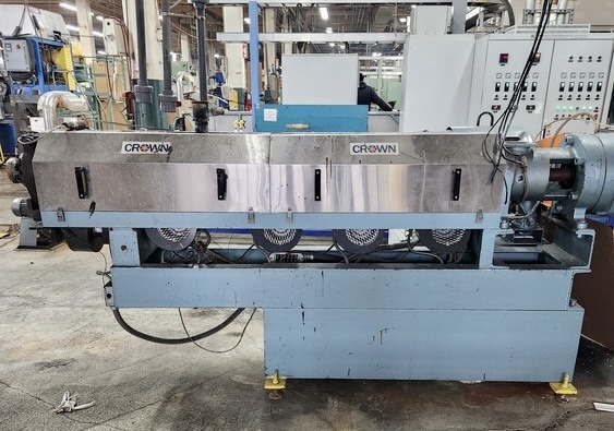 2.5" Crown, extruder, 36:1 L/D, 75 HP AC, 40" centerline, closed loop cooling, 10-200 kg/hr, 480 V., Rebuilt