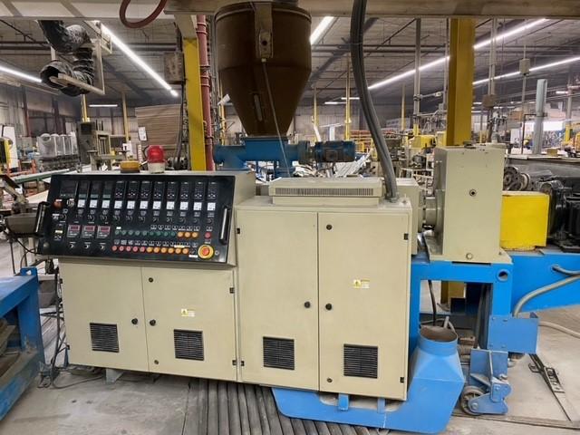 2.6" Jinhu, twin screw extruder, 65mm, 50 HP, ABB drive, spare distributor & reduction gearboxes, 480 V.