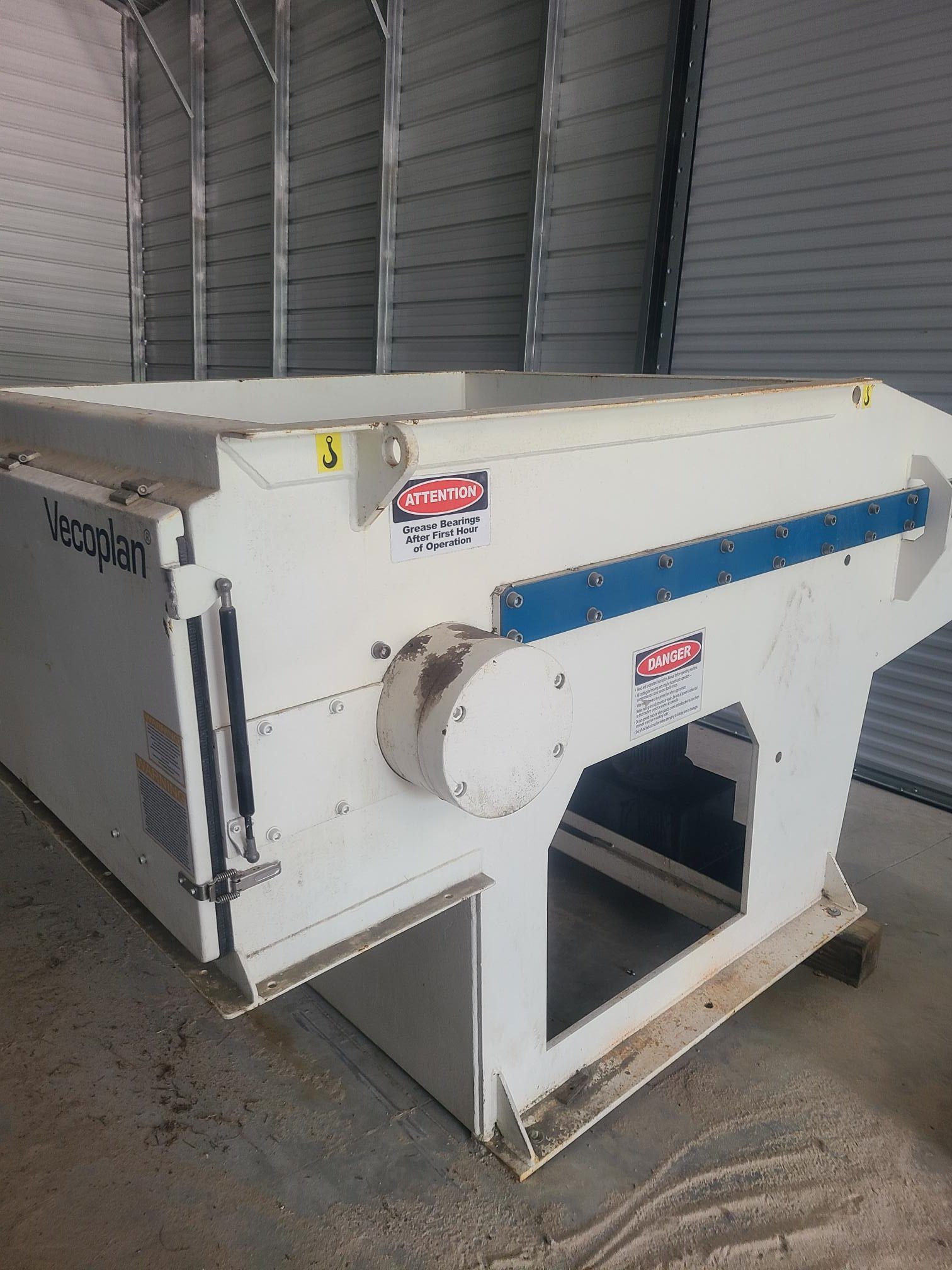 Vecoplan #RG52/40, single shaft shredder, 40 HP, 15" diameter rotor, 37 cutters, control panel, 2" screens