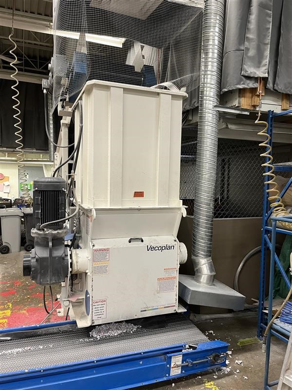 Vecoplan #VAZ-800, single shaft shredder, 32" x 24" feed opening, 20 HP, 10" rotor, hydraulic ram, infeed