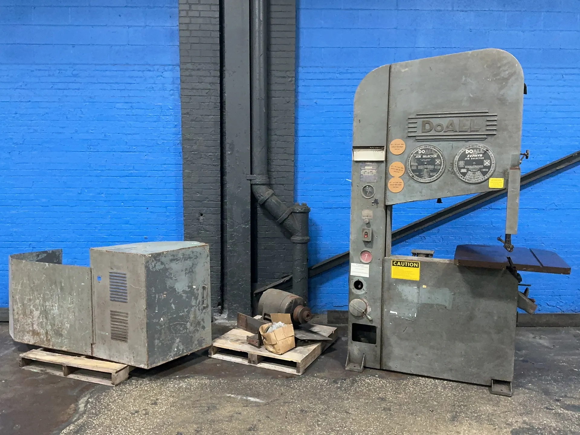 36" DoALL #36-W, vertical band saw, 30.5" x 36.5" table, 10 HP, 1760 RPM, 26.8/13.4 A, 220 V.