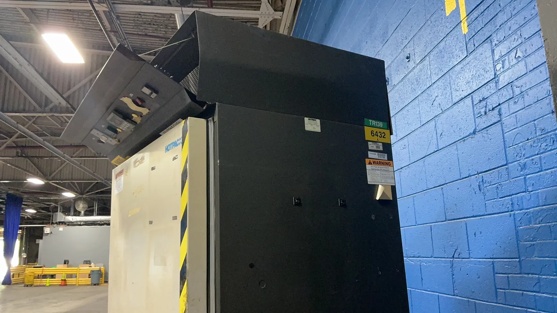 36" x 28" x 67" inner, Hotpack #206260, electric oven, 180&deg;C, (10) 25" x 33.5" trays, 208/230 V., AS IS