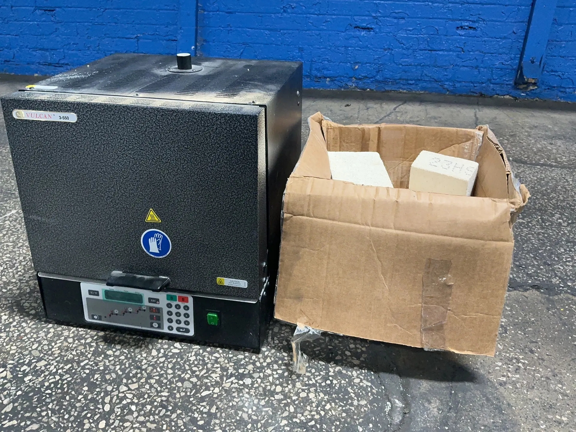 Dentsply #VULCAN-3-550, furnace, 9" x 9" x 7" chamber, 1440 width, 12 A, insulated firebricks, 120 V.