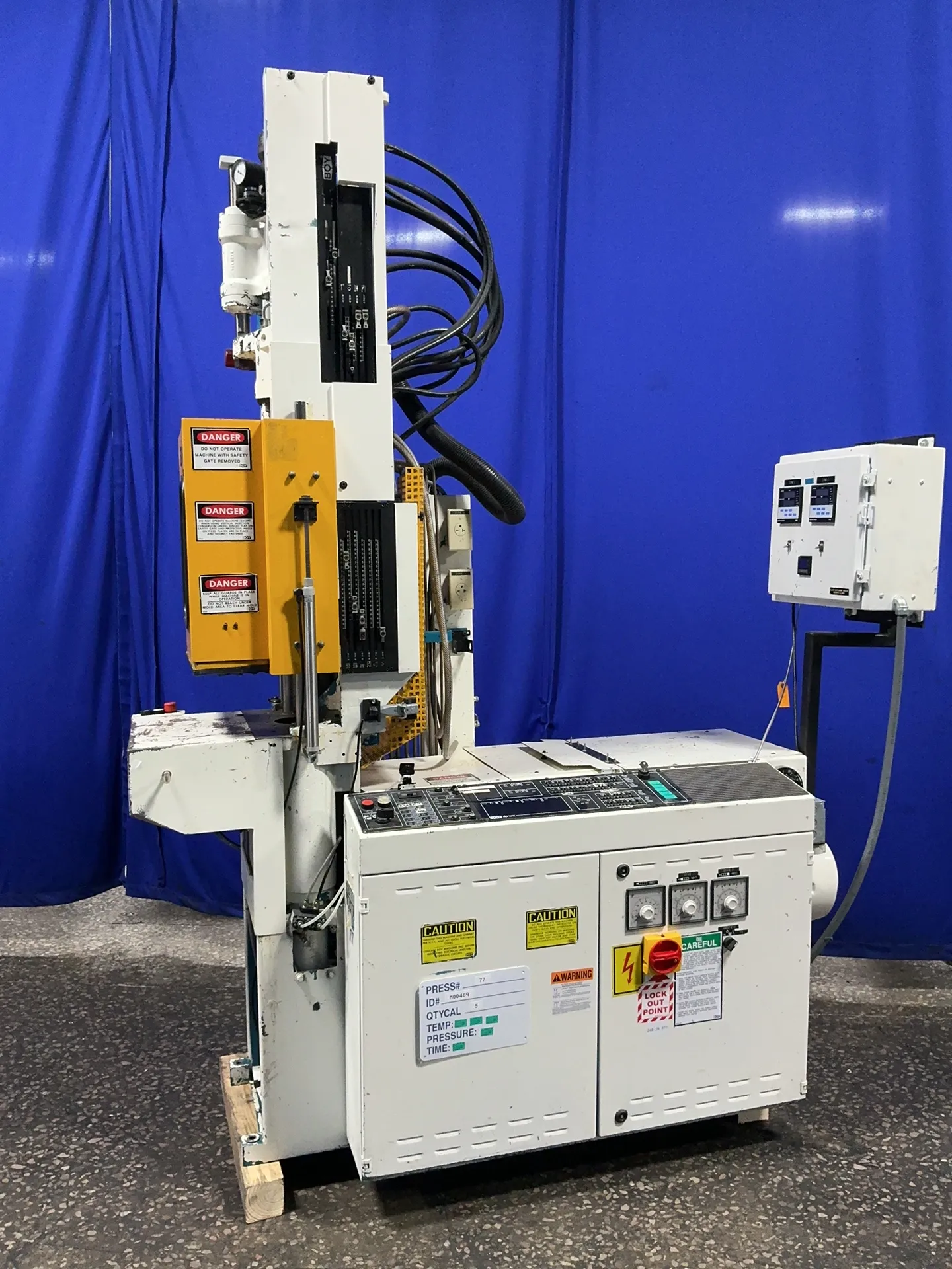 Dr. Boy #22D, injection molder, 10" x 16" press plate, 160 bar, 18.4 amp, 230 V., 1996