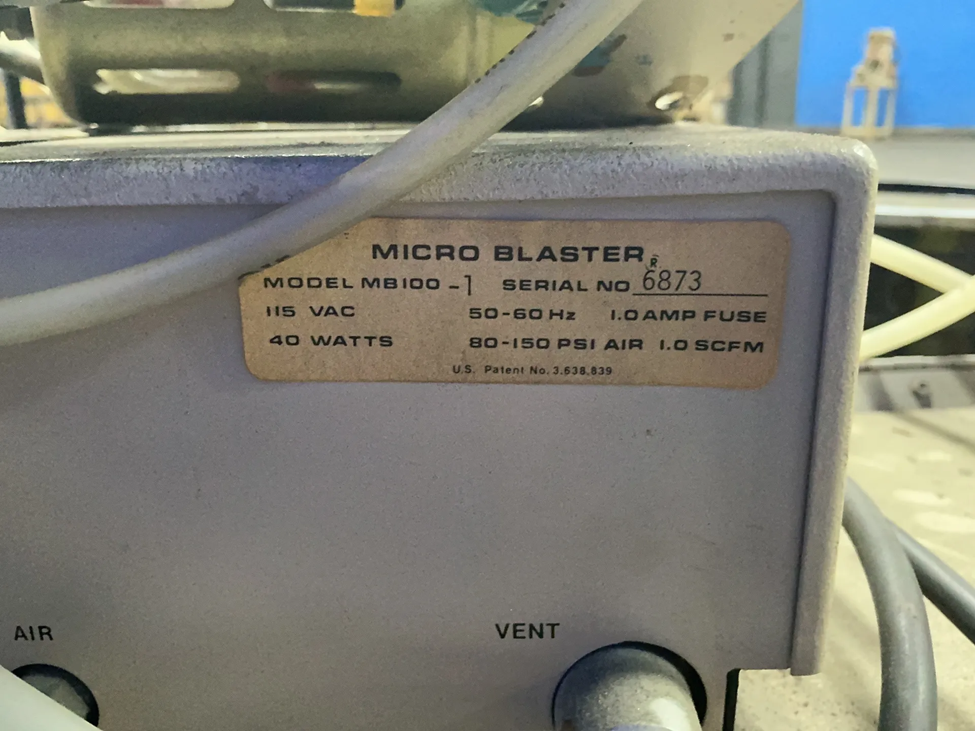 Comco #MB100-1, cabina microblaster con arena, 80-150 PSI, 1.0 SCFM, 115 V.