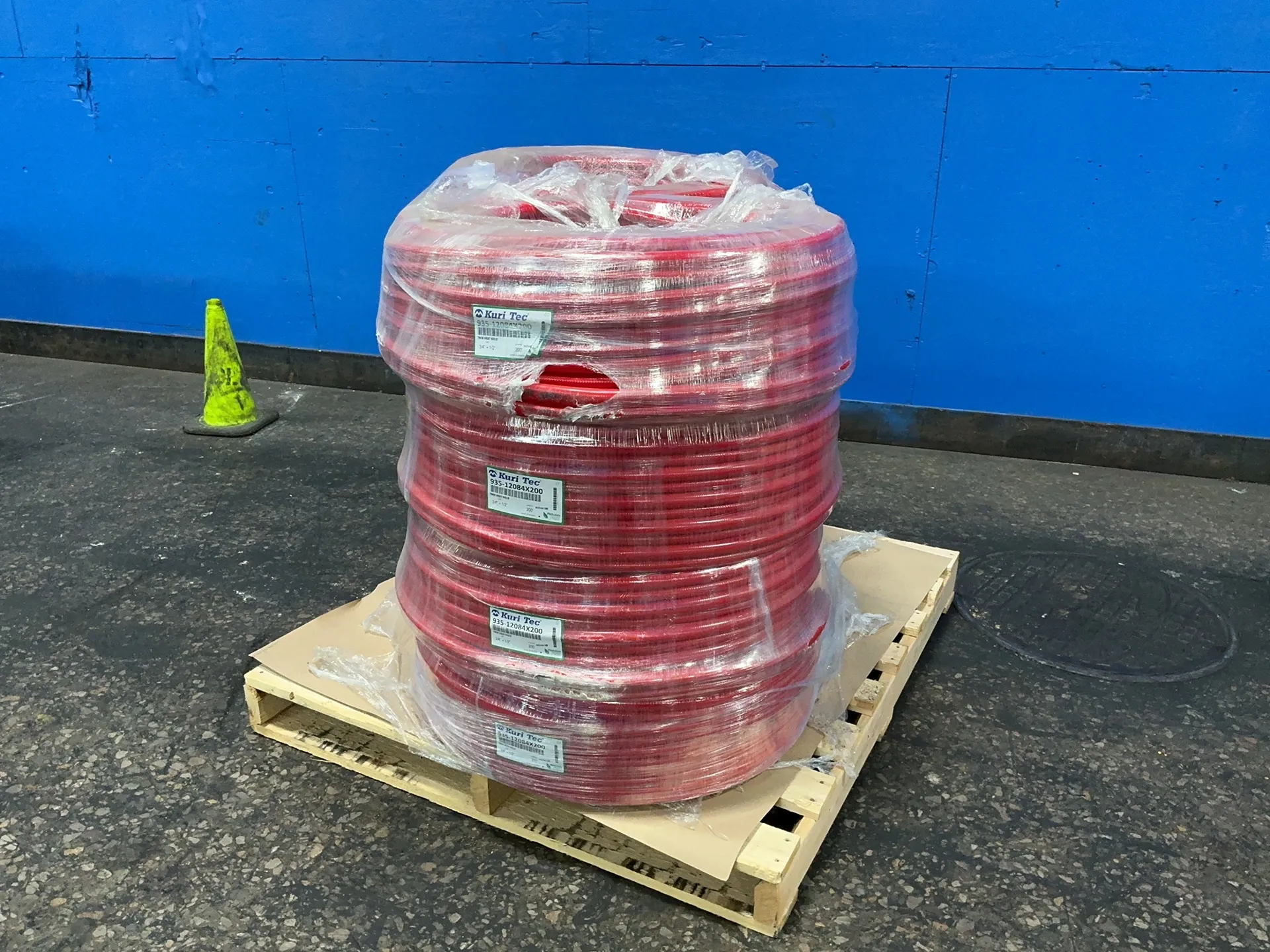 Kuri Tec #935-1208X200, red air hoses, 3/4" x 1/2", 200', PVC, phthalate free, LOT of 8 (3 available)