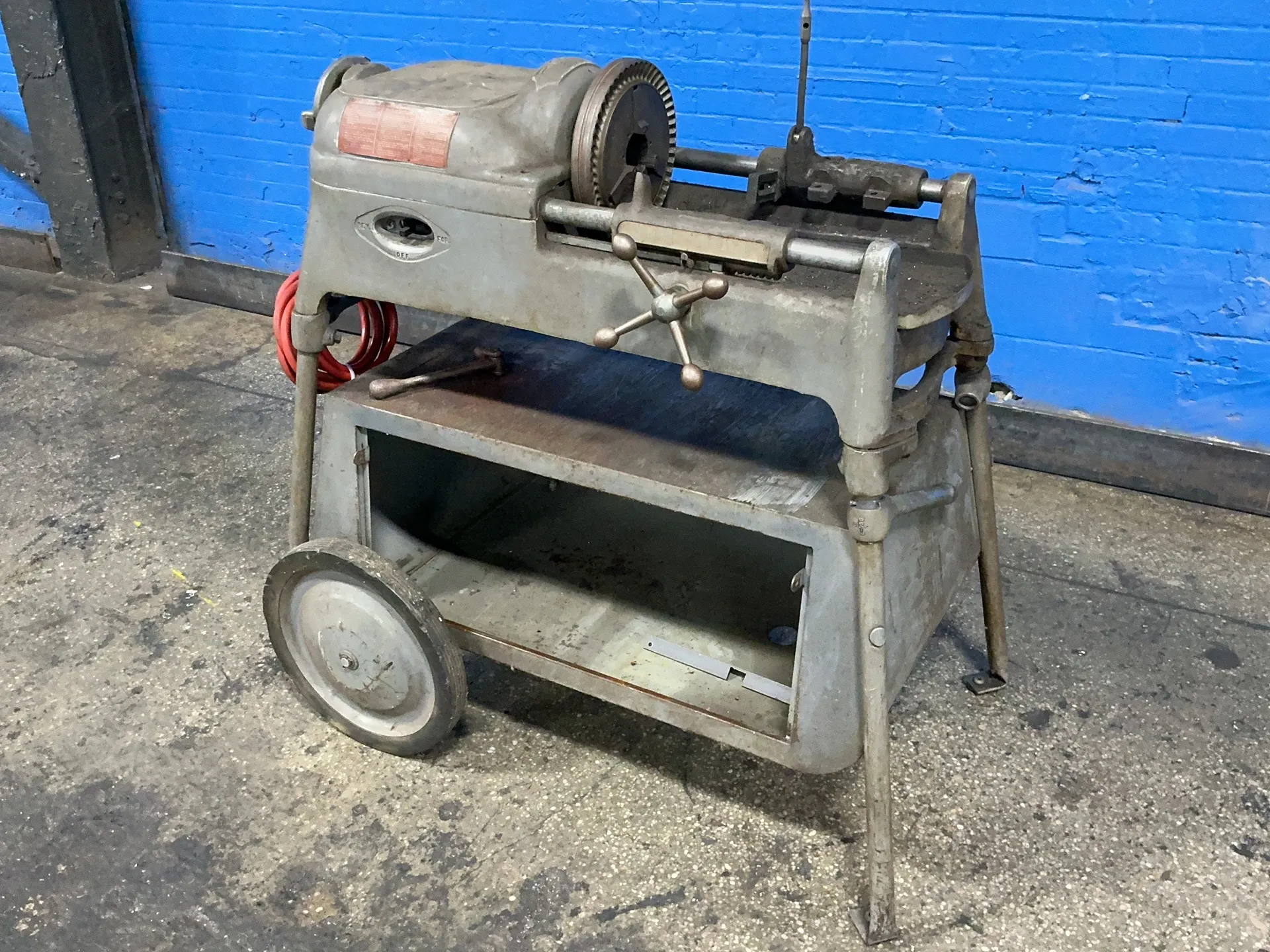 1/8" - 2" Ridgid #535, pipe threader, 1/4" - 2" bolt capacity, .5 HP, 14000 RPM, 8 A., 115 V.