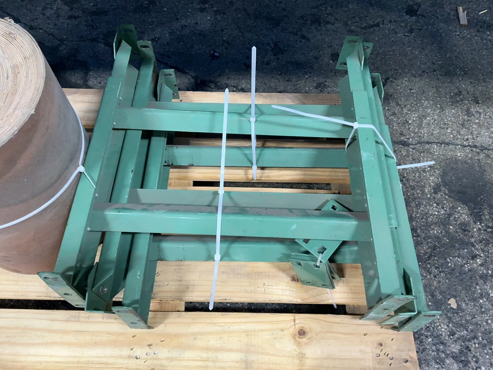 Roach, belt conveyor system and legs