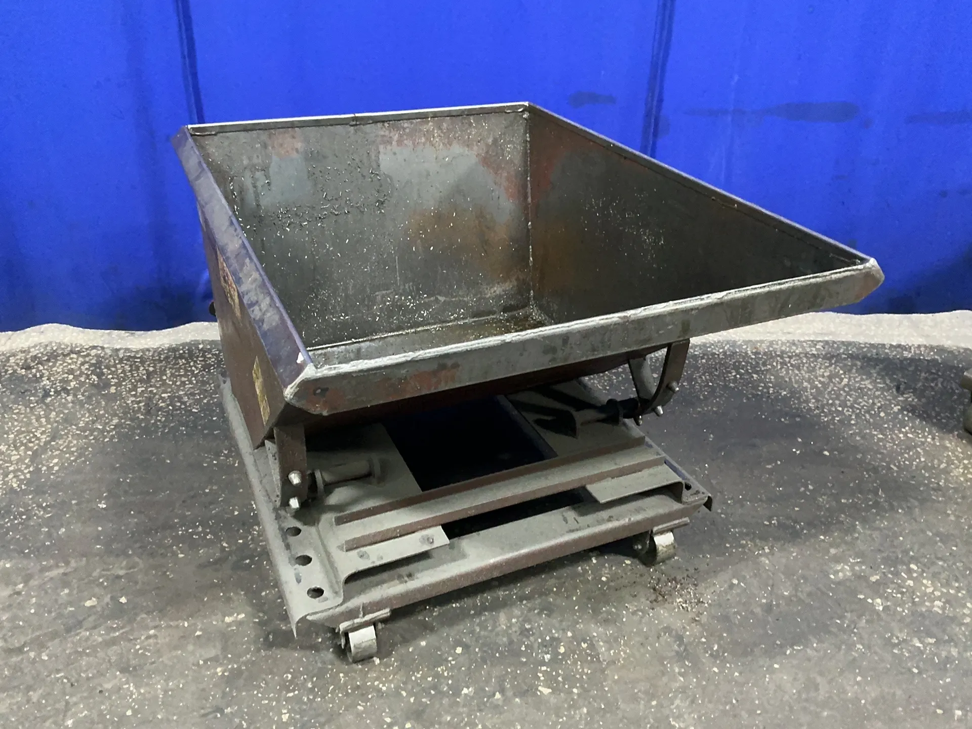 13 cu.ft. Galbreath #LH-50, self-dumping hopper, 1500 lb. capacity, 1/2 cu.yd., 2005