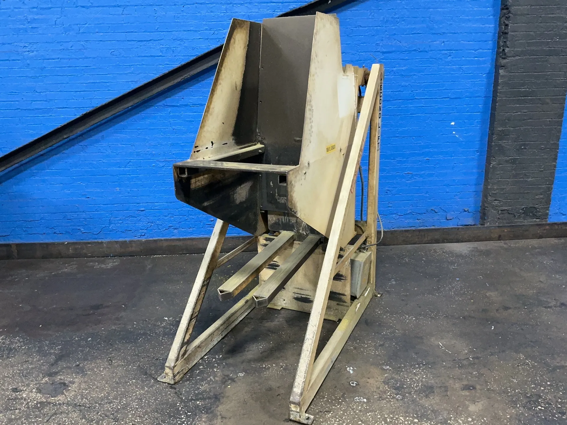 Econo Lift #SD67.5-10-2131, dumper, 1000 lb. capacity, 32" x 3" forks, 460 V., 2013