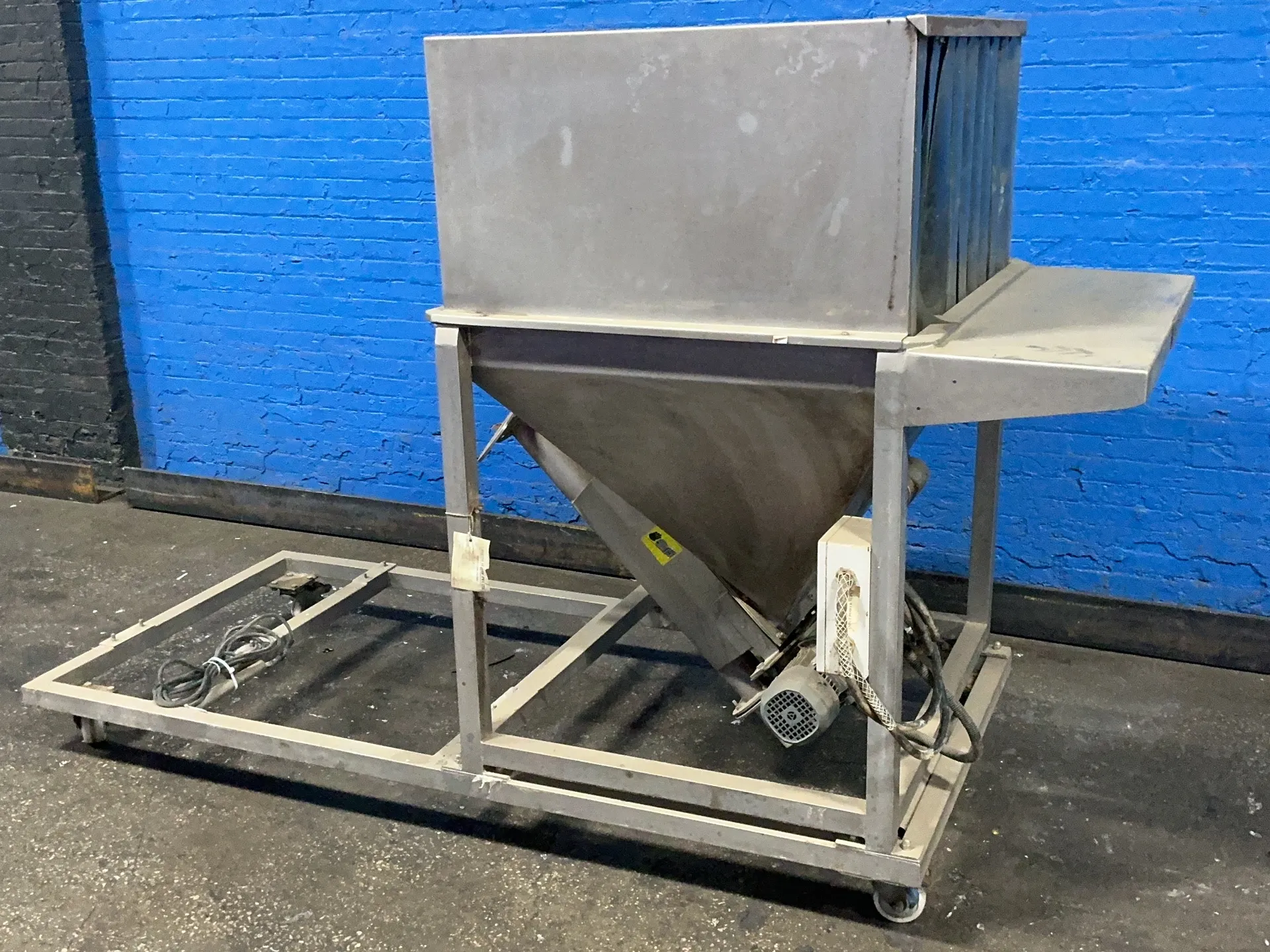 Fabcon #VRC-16-245, hopper, 38" x 60", .45 KW, 1370/1660 RPM, 230/480 V.