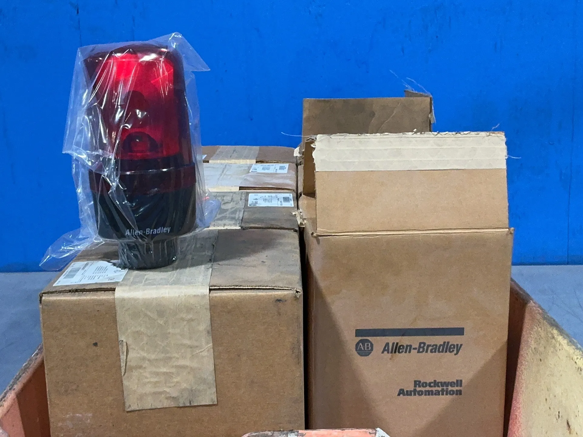 Allen-Bradley #855BS-N24RH4, Rotating Beacons, 90 mm, red, 0.5" NPT mount, 24 Volts, LOT of 7