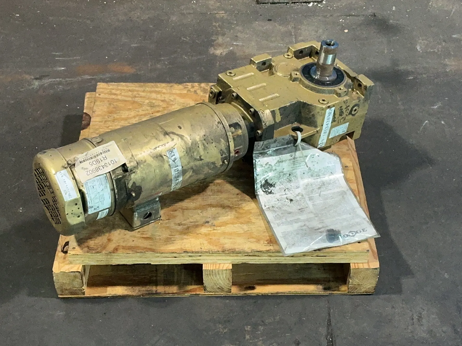 5 HP 1750 RPM Quantis #BB683CN140TC, Gearmotor w/ Stearns brake, 32.78:1 Ratio, 208-230/380/480 Volts