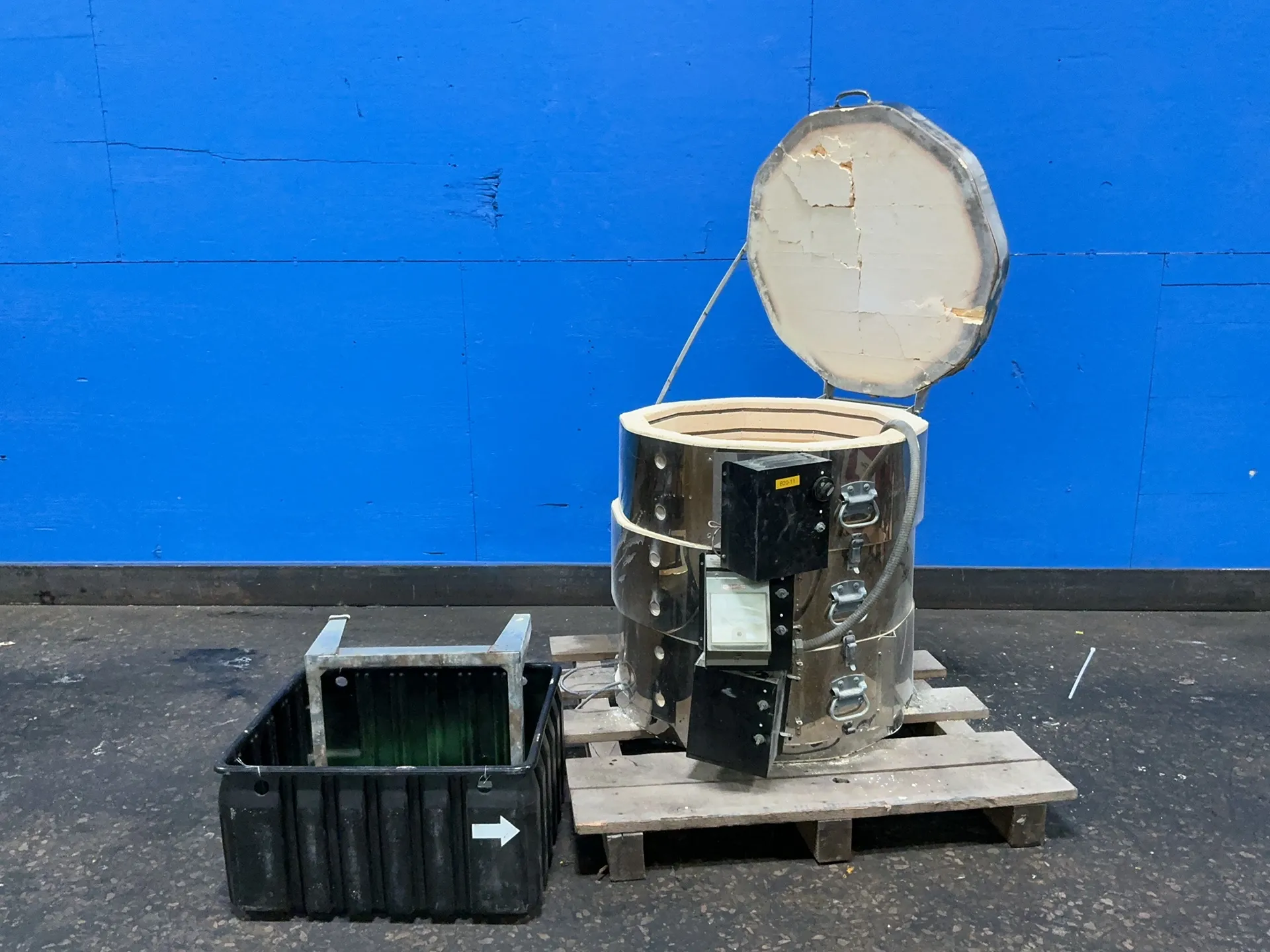24" x 26" Kiln, w/ stand