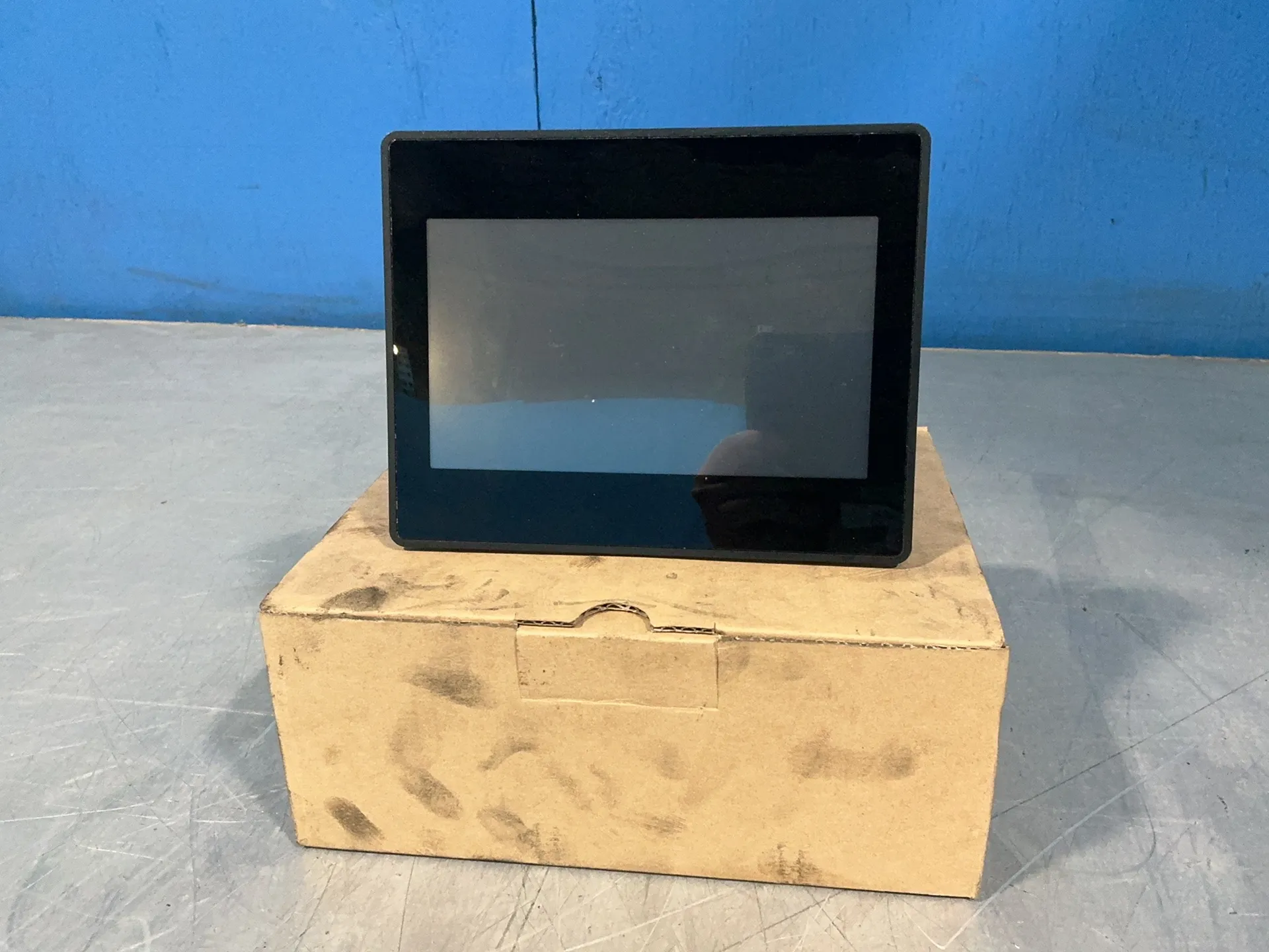 Turck #TX207-P3CV01, HMI/PLC touchscreen unit, 3.5" x 6" screen, 24 Volts