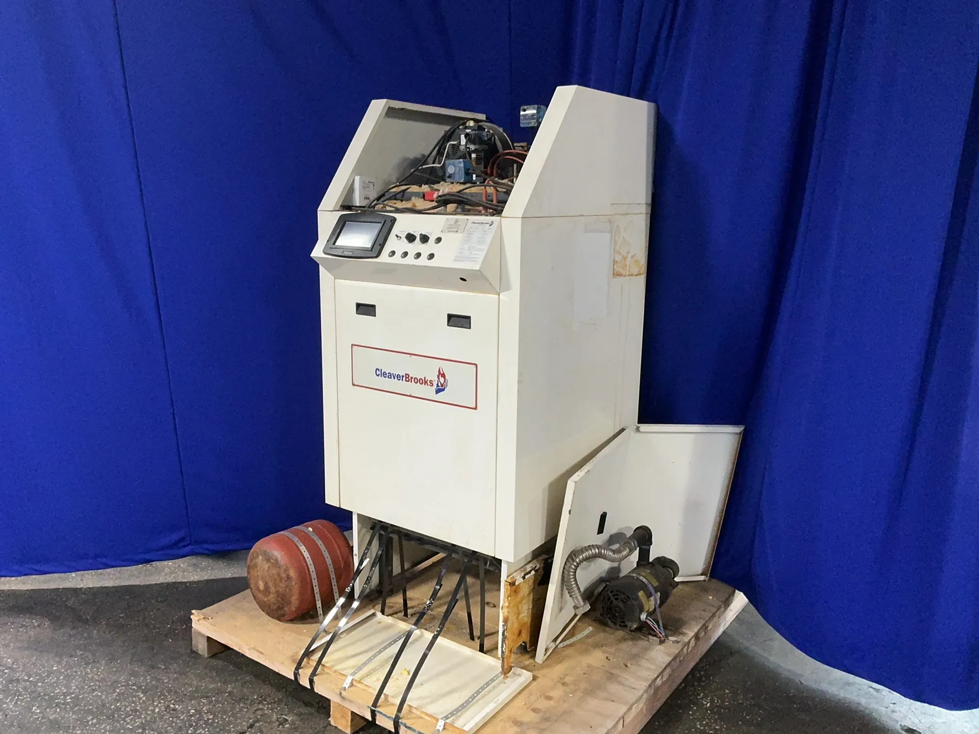 750 MBH Cleaver-Brooks #CFC, gas-fired boiler, natural gas, Falcon digital control panel, 1/3 HP, 115 Volts