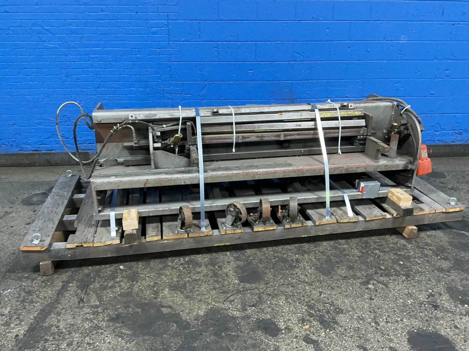 Iowa Precision #FHA456-II, Single Lock Seam Machine, 26 to 18 gauge, foot pedal, 1 HP, 20 Amps, 125-250 V.