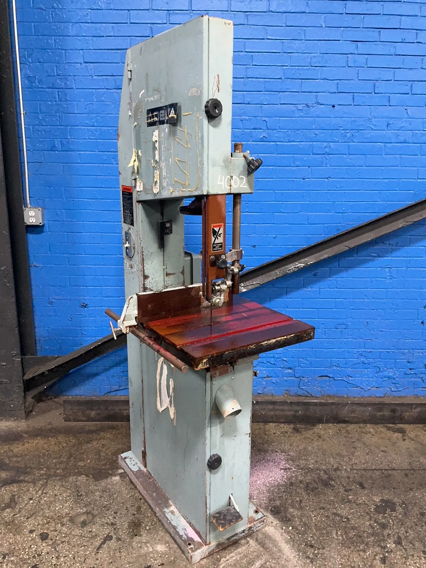 18" x 19" Delta, vertical band saw, 21" x 27" table, 2 HP