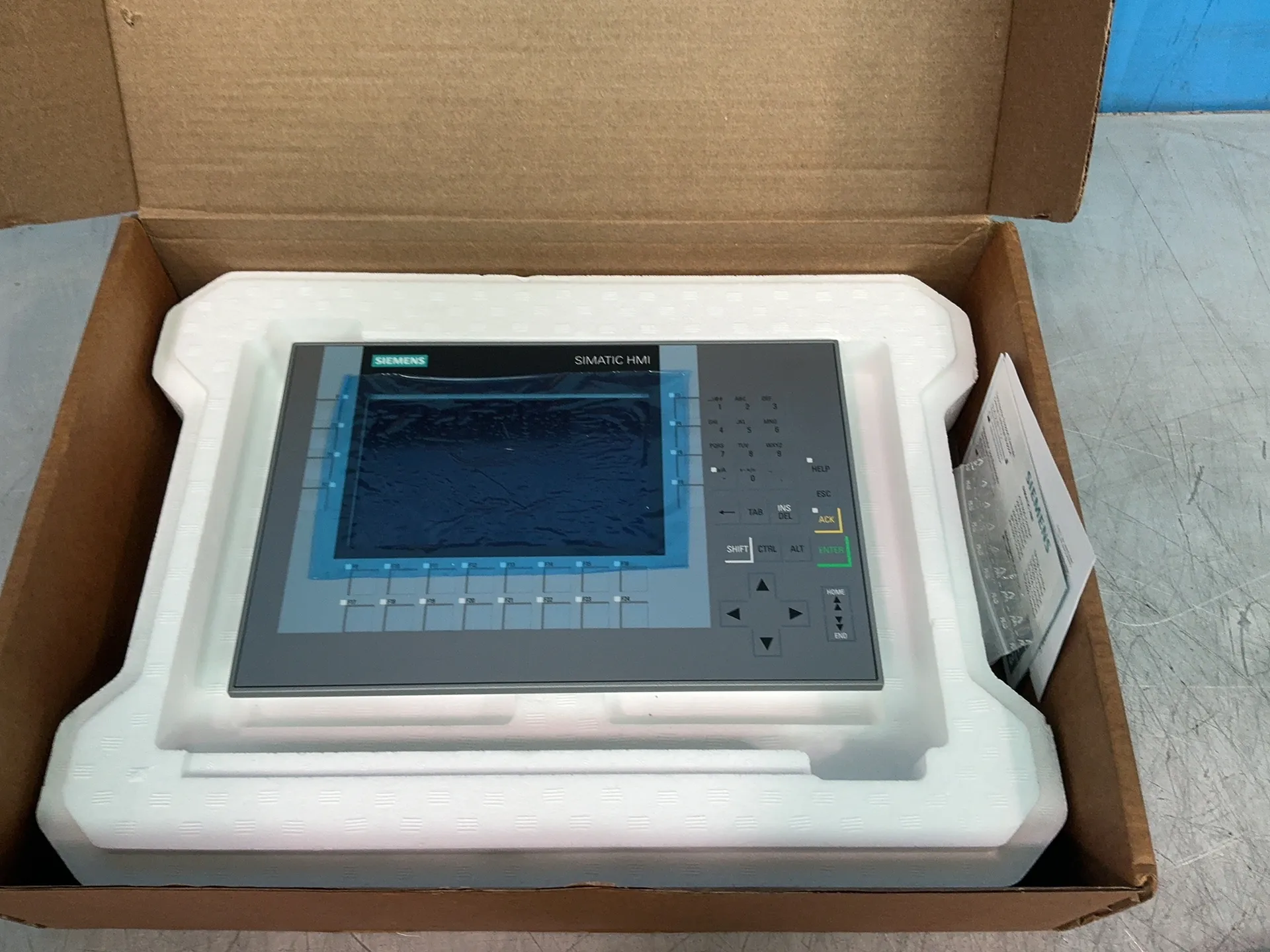 Siemens #6AV2124-1GC01-0AX0, KP 700 Comfort operator panel, new