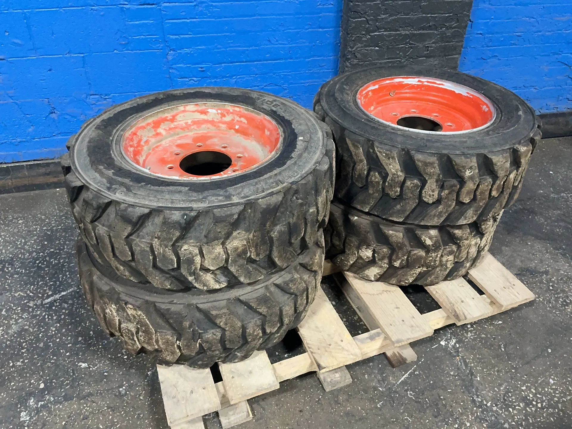 Wide-Wall, tubeless tires, 60 PSI, LOT of 4