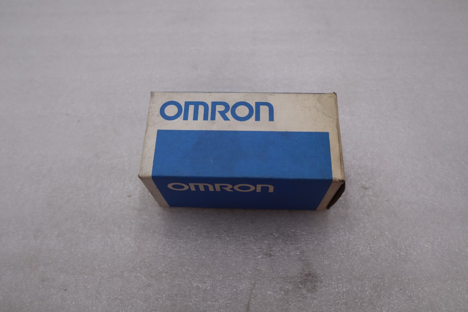 Omron #E5C2-R20J, Temperature Controller