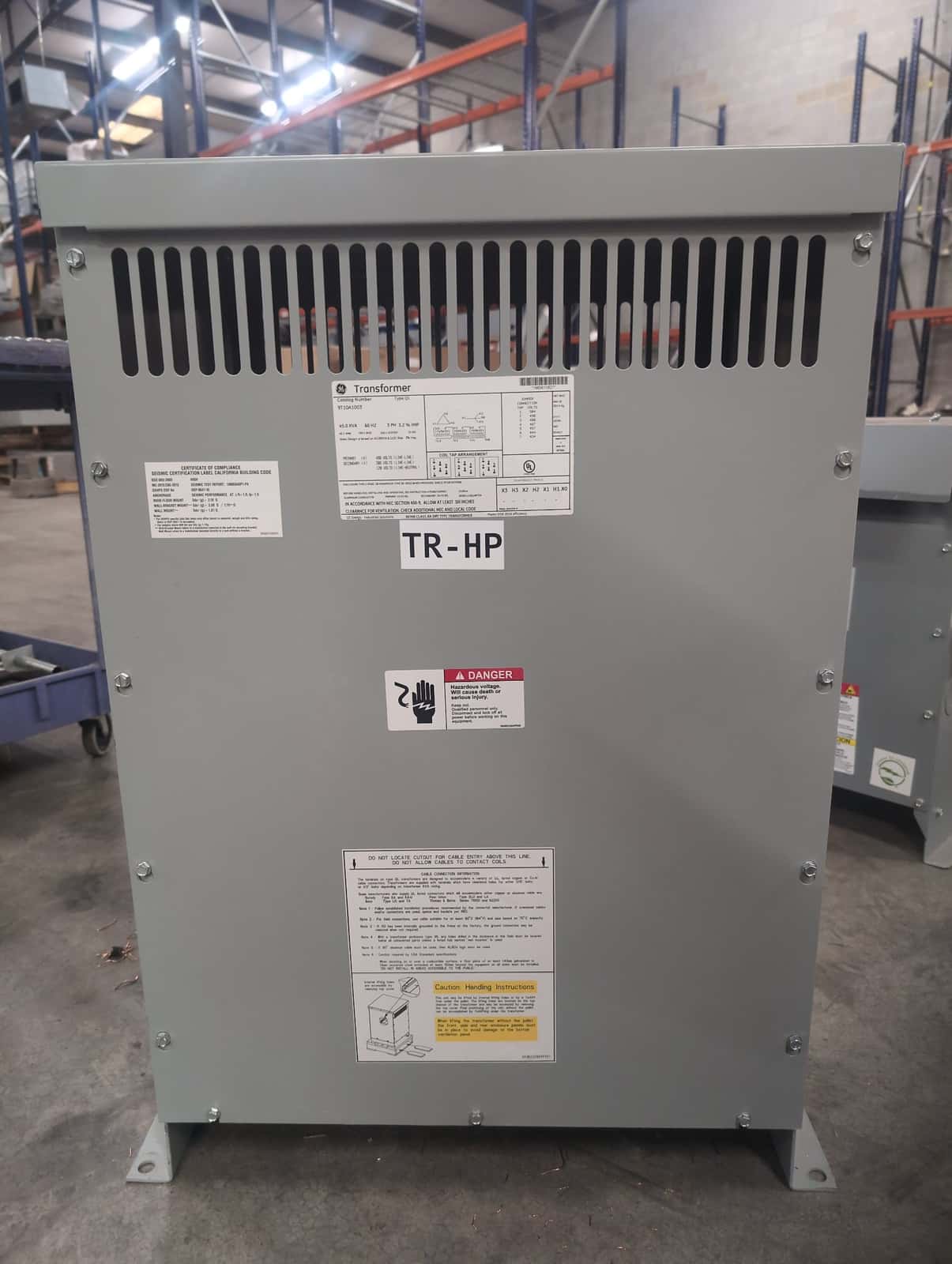 Transformador tipo seco de 45 KVA, primario 480, secundario 208/120, General Electric #9T10A1003, 3 fases, NEMA 2