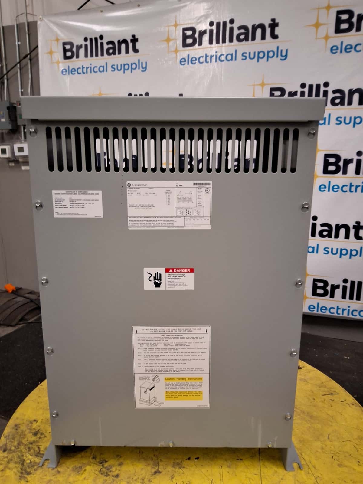 Transformador tipo seco de 45 KVA, primario 240, secundario 208/120, General Electric #9T10A1613, 3 fases
