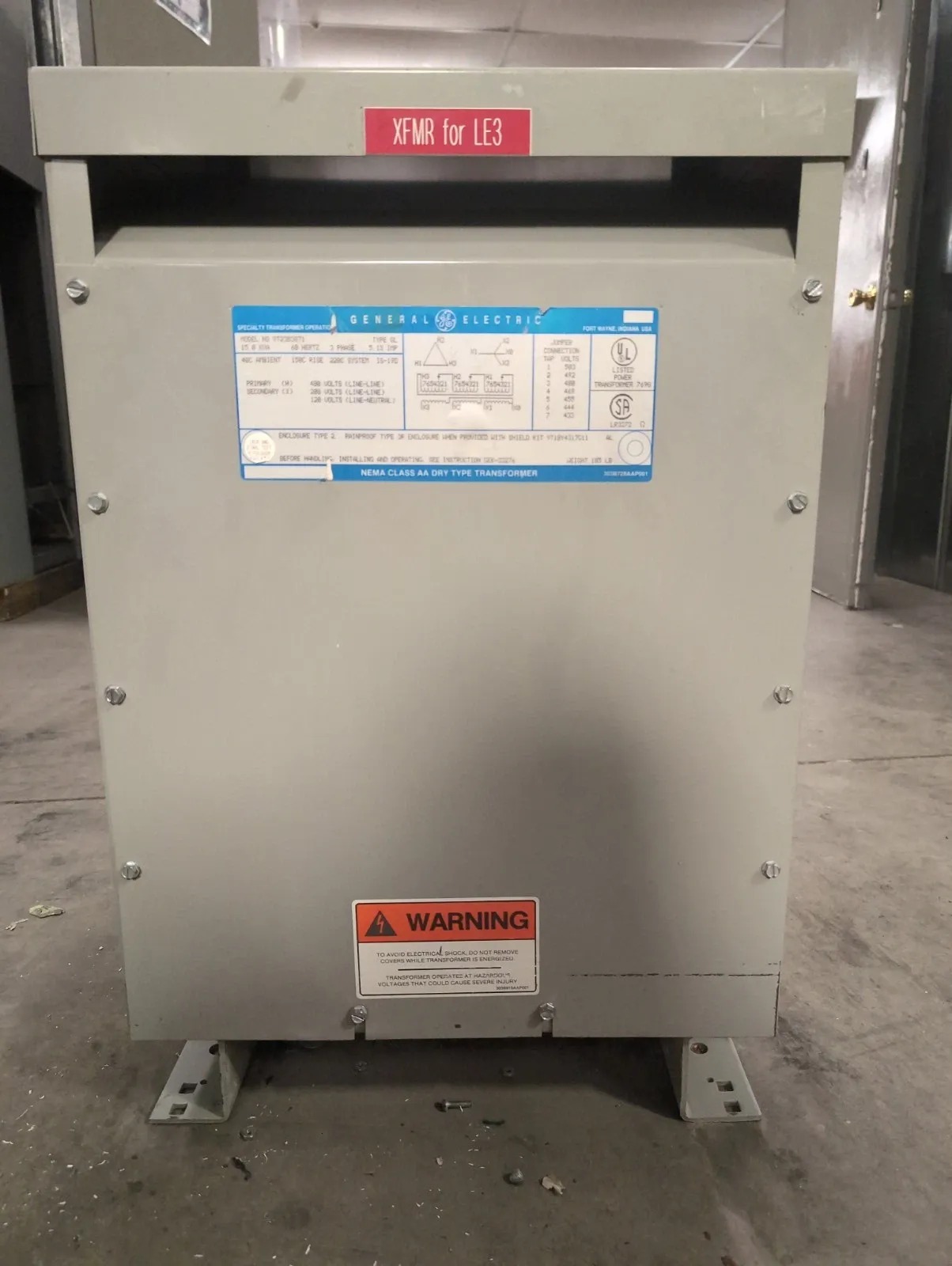 Transformador tipo seco de 15 KVA, primario 480, secundario 208/120, General Electric #9T23B3871, 3 fases