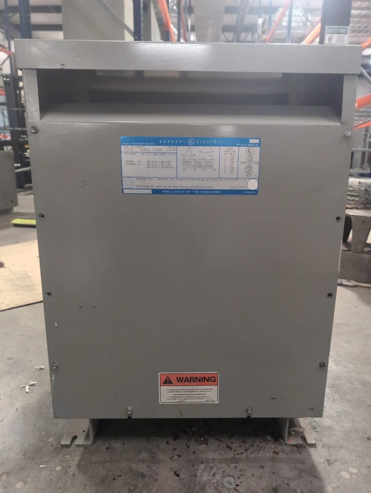 Transformador tipo seco de 45 KVA, primario 480, secundario 208/120, General Electric #9T23B3873, 3 fases