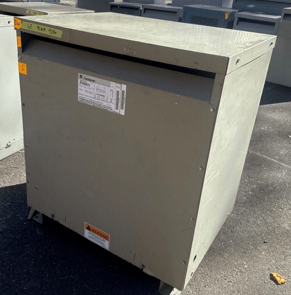 Transformador tipo seco de 45 KVA, primario 480, secundario 208/120, General Electric #9T23Q3573, 3 fases, NEMA 2