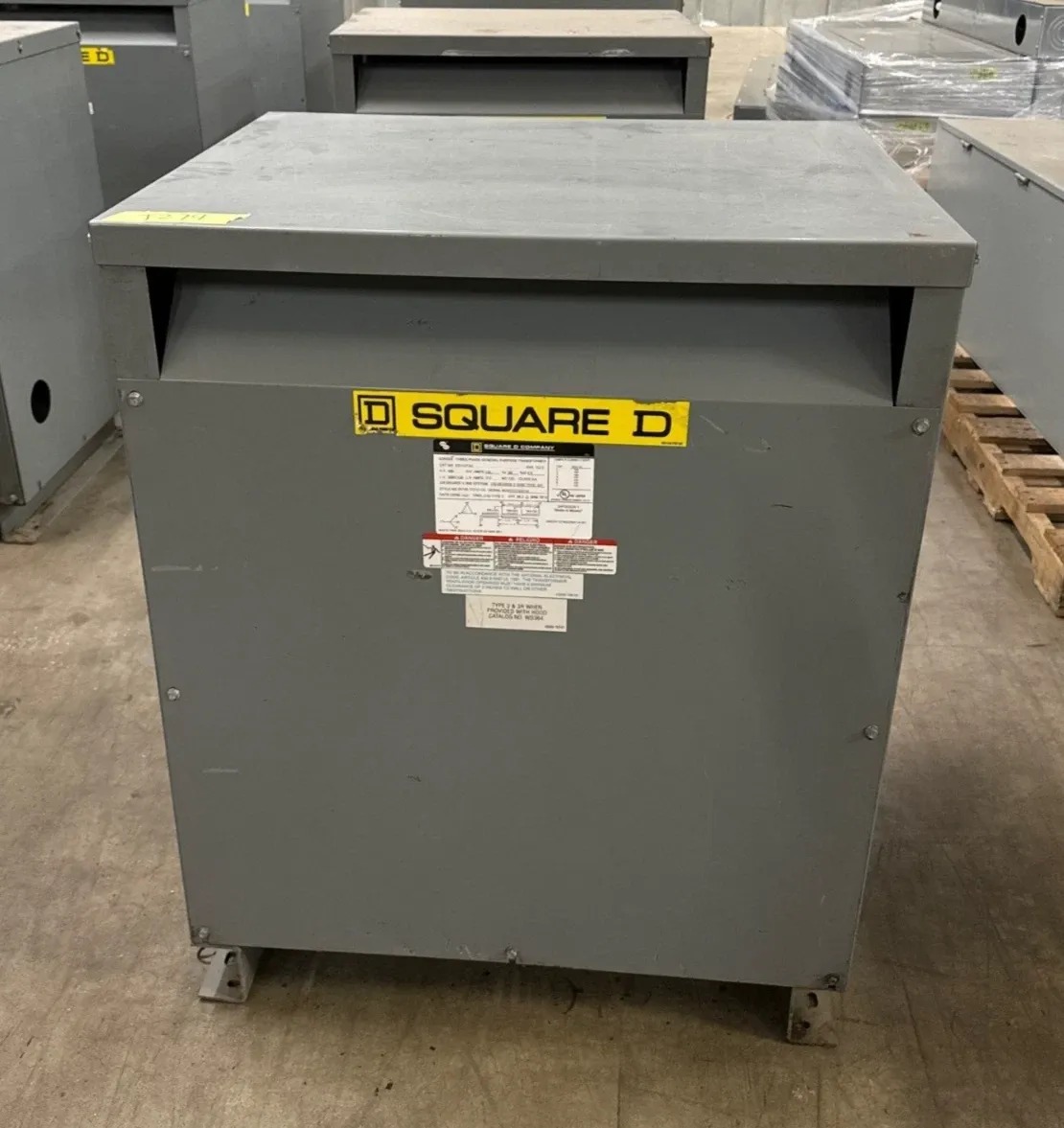 Transformador tipo seco de 112.5 KVA, primario 480, secundario 208Y/120, Square D #EE112T3H, 3 fases