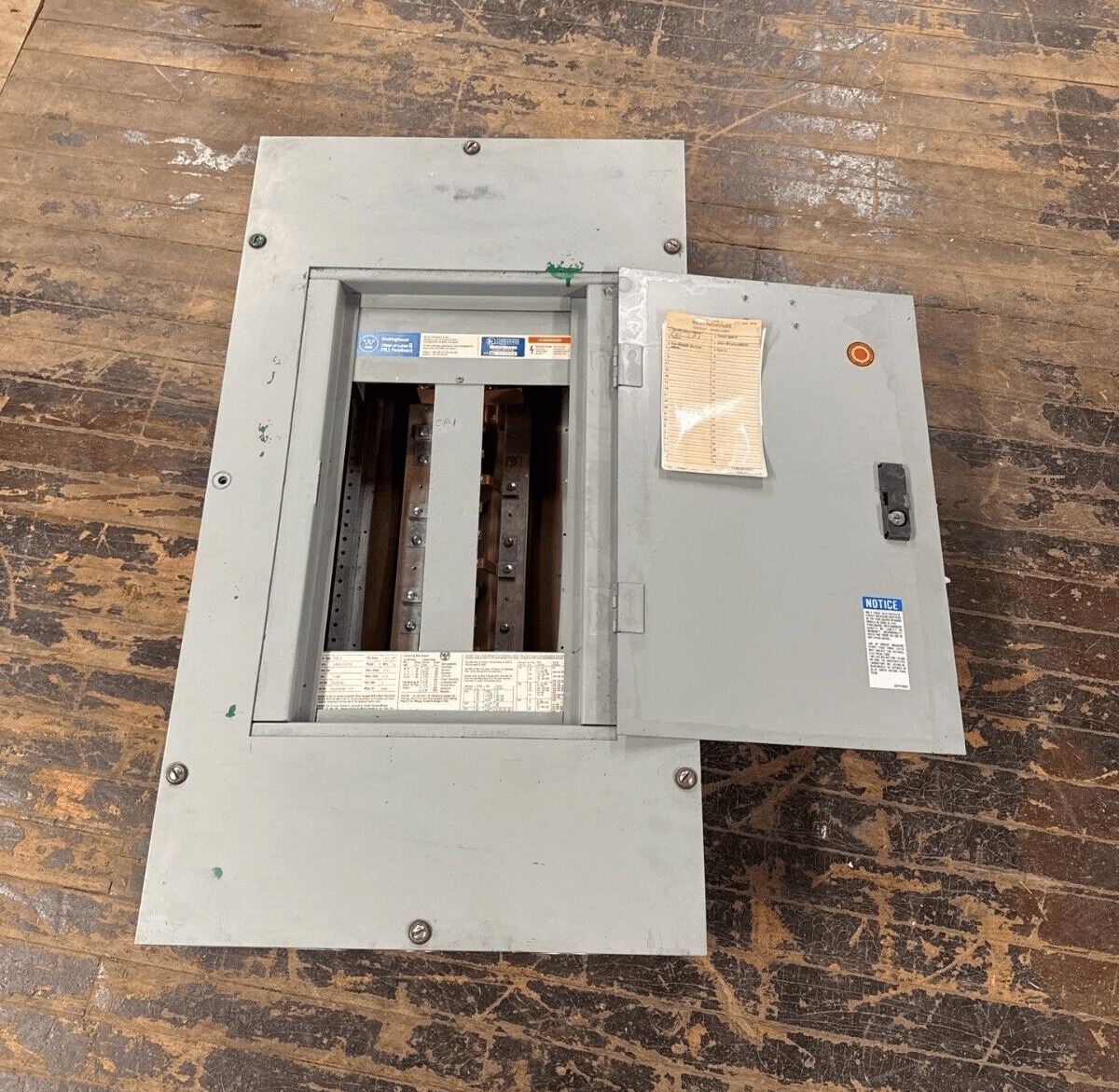 225 Amp. Westinghouse PRL3, Panelboard, 480/277 Volts, 3PH, 4W, MLO, 18 Cir, Indoor