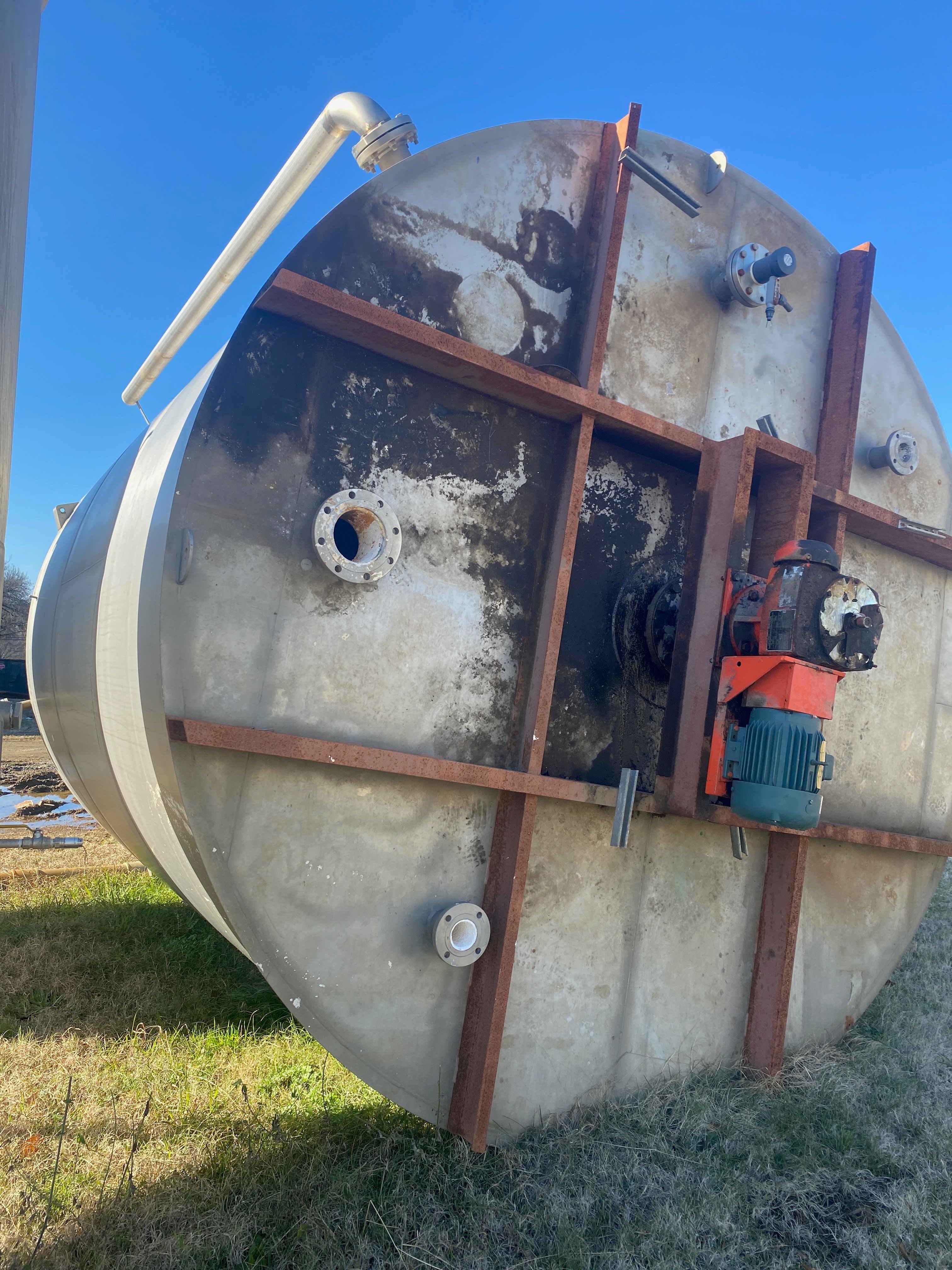 12,600 gallon Wolfe Mechanical, 304L Stainless Steel Vertical Mix Tank, 12' diameter x 15' straight side