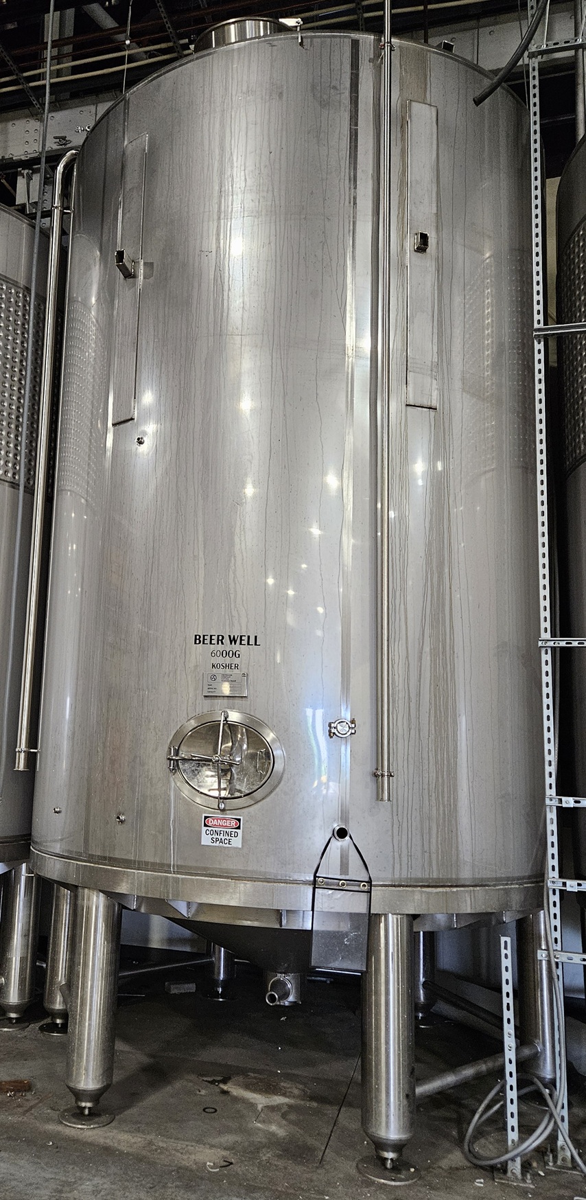 6000 gallon Criveller, 304 Stainless Steel Beer Well Tank, 9' diameter, 10 HP tri-flight agitator, CIP spray