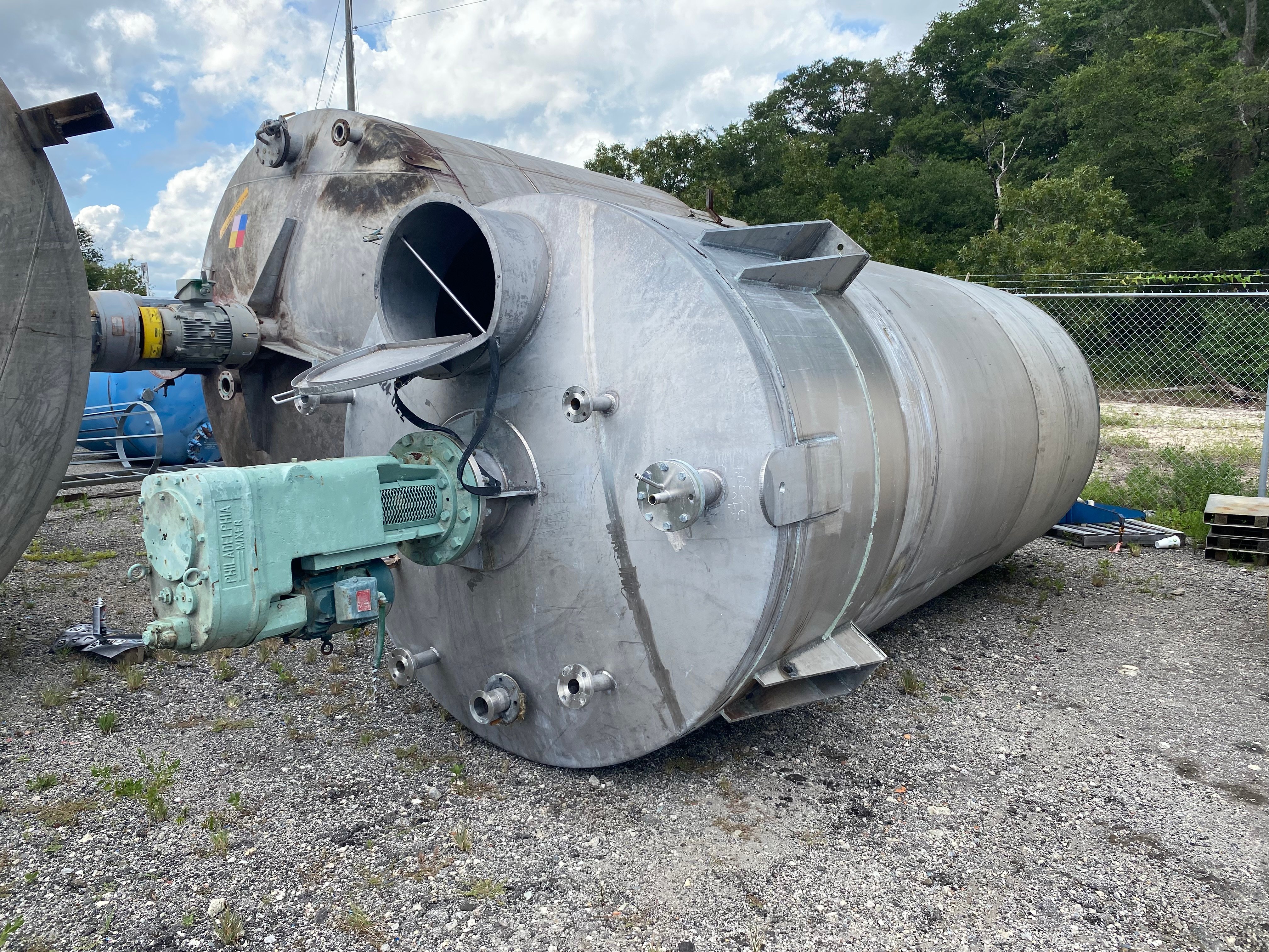 5600 gallon Alloy Fabricators, 304 Stainless Steel Vertical Mix Tank, 90" diameter x 17' straight side, dual