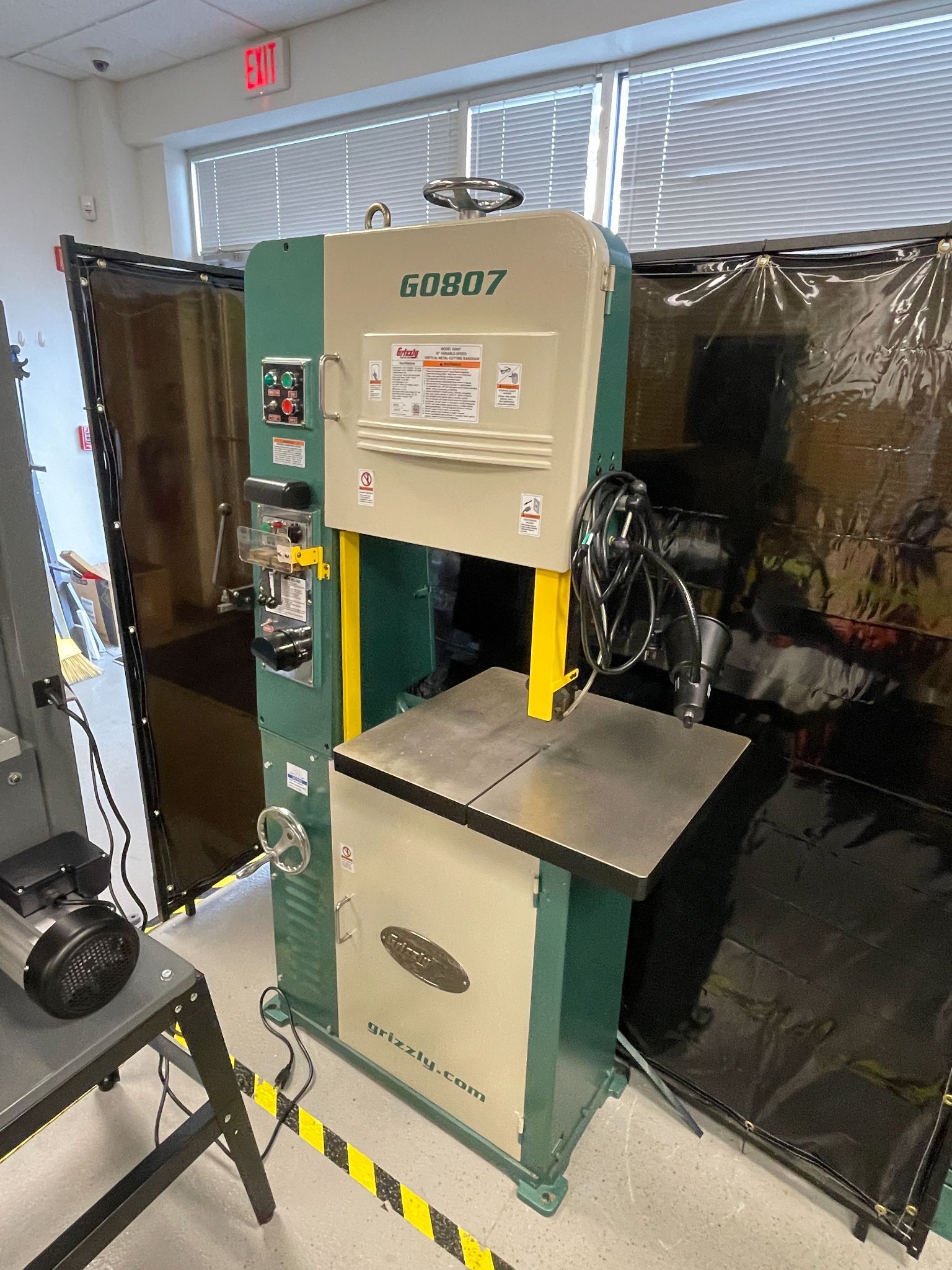 Grizzly #G0807, Vertical Band Saw, 140" blade, 15&deg; L/R & 10&deg; F/B table tilt, 2 HP, 1 phase, w/ blade
