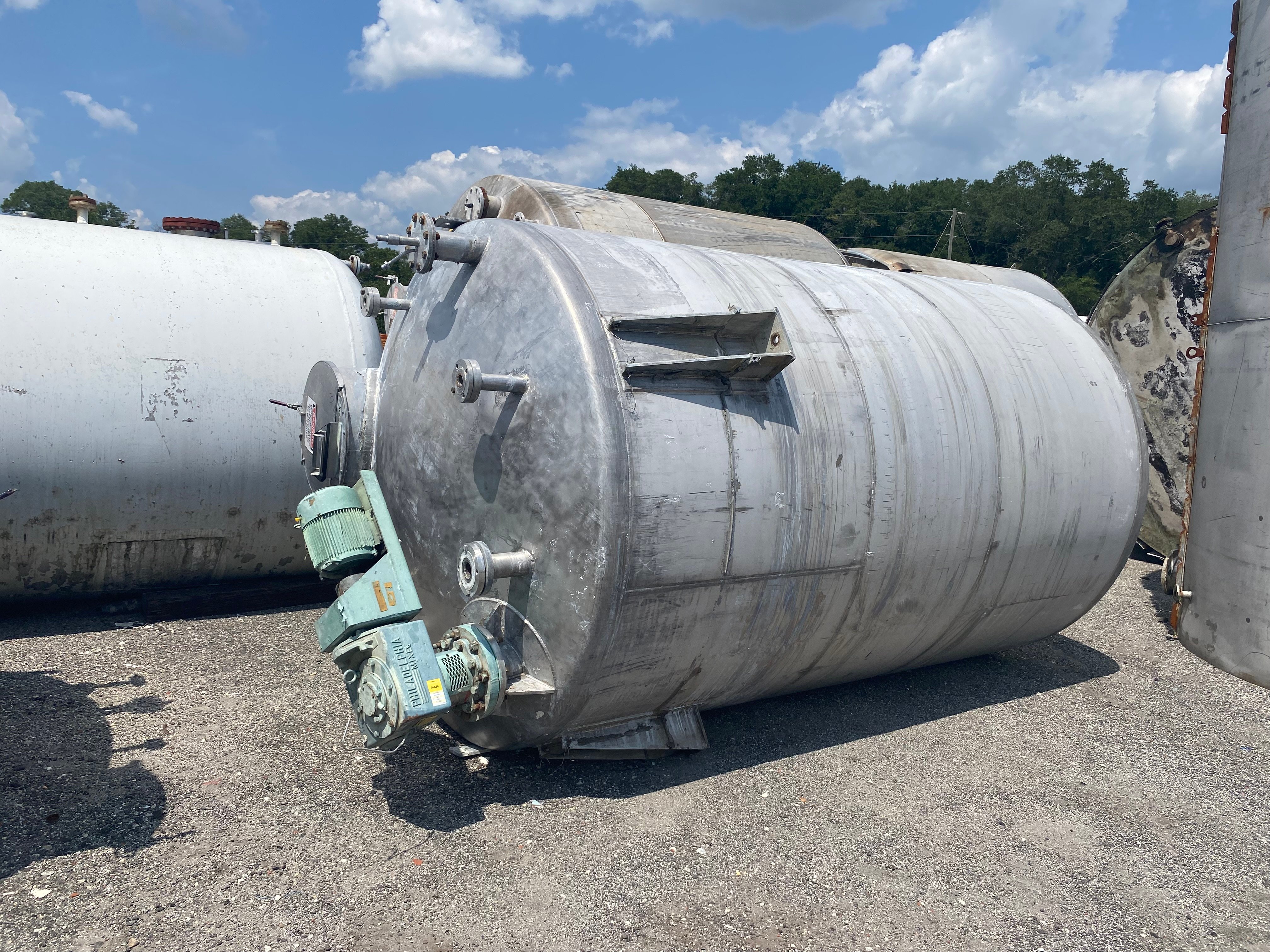 3800 gallon Alloy Fabricators, 304 Stainless Steel Vertical Mix Tank, 90" diameter x 138" straight side, dual