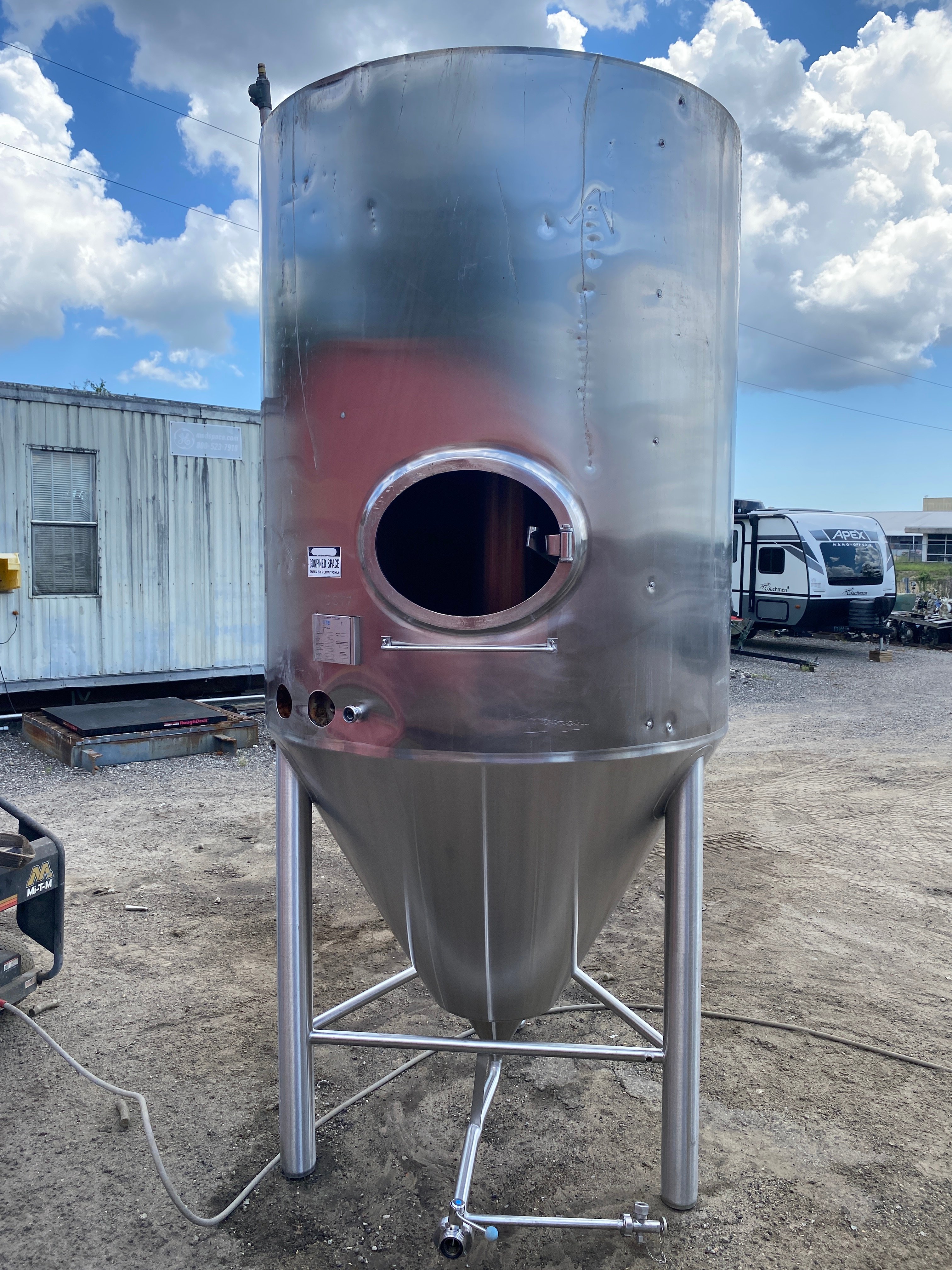 680 gallon Deutsche Babcock, 304 Stainless Steel Vertical Jacketed Tank, 2600 liter, missing manway cover