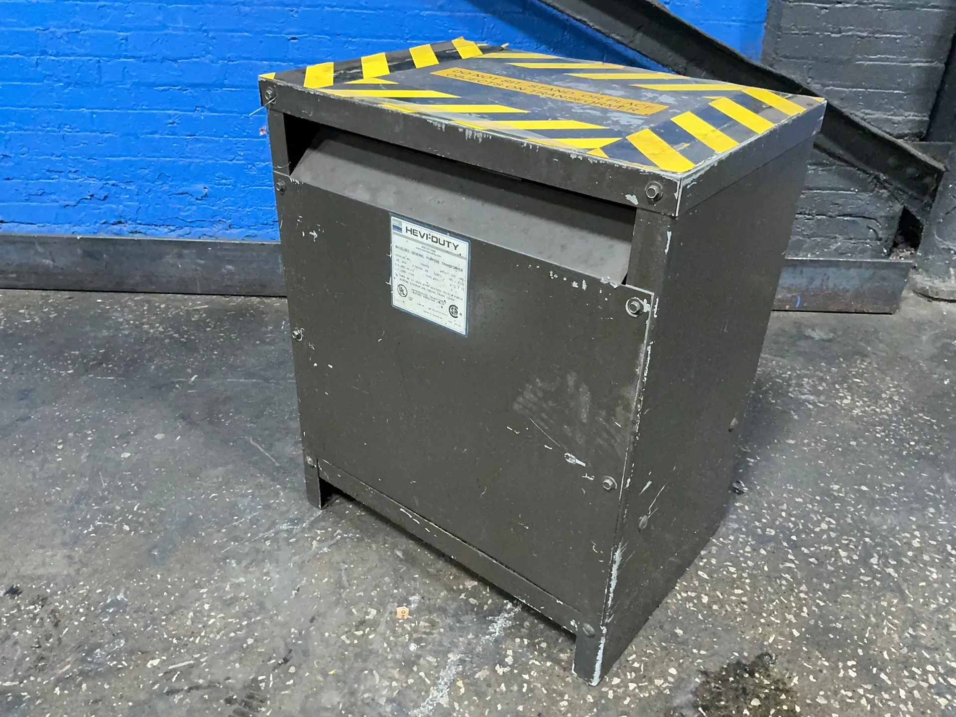 Transformador de uso general blindado Hevi-Duty 45 KVA, primario 480 delta, secundario 208Y/120, 3PH