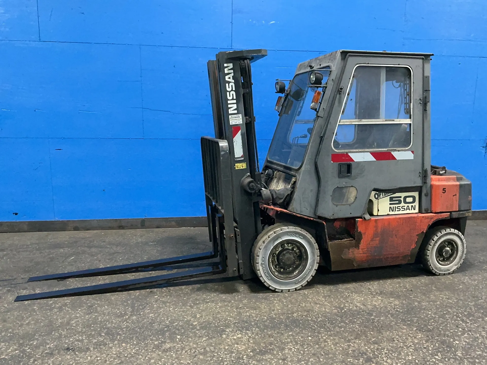 4,000 LB Nissan #PJ02A25PV, Enclosed Propane Forklift, 187" lift height, 82" mast height, 4" x 68" forks