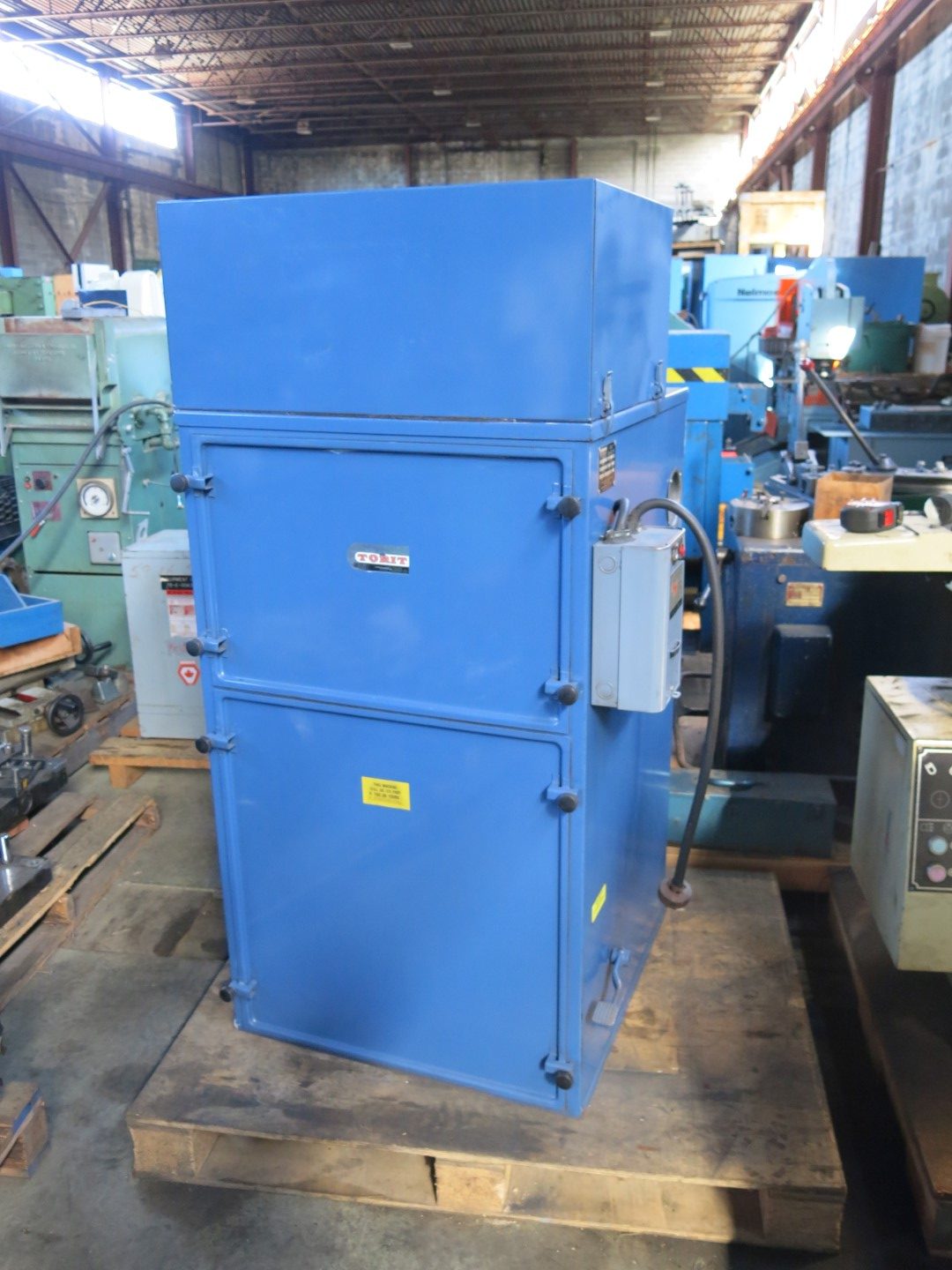 1231 cfm Torit #84, dust collector, 3 HP, (2) 4" & (1) 6" inlet ports, 220 V., 3 phase