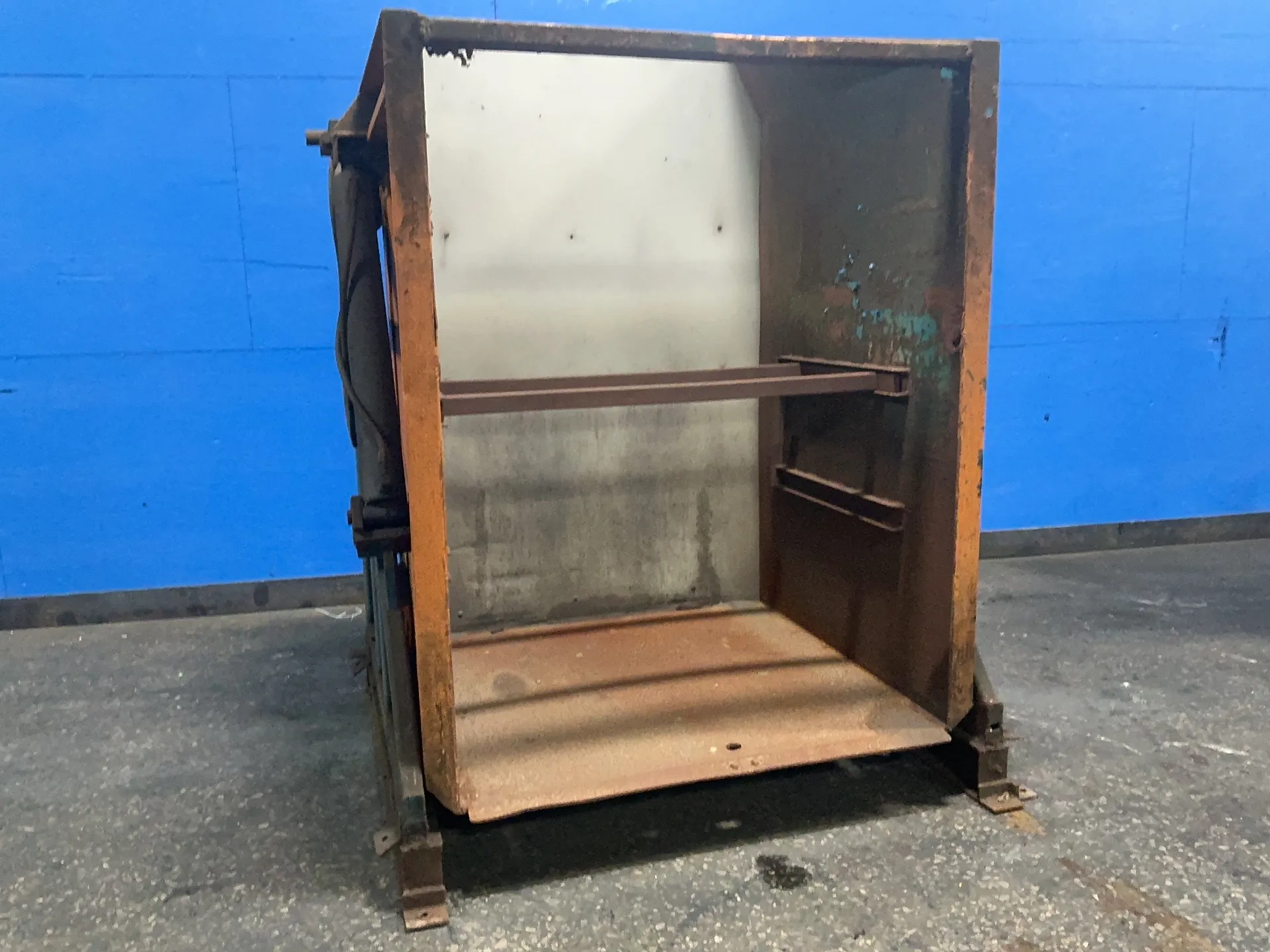 Dumpers Unlimited, hydraulic dumper, 4000 lb. capacity, 54" x 52" x 72"