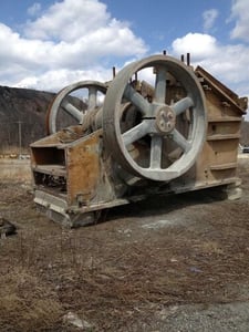 74" x 54" Kobelco #90C-DH, Blake Type Jaw Crusher, double toggle, Carbon Steel, includes vibrating grizzly