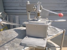 Yih Feng #B21, manual capsule filling mac, (2) 7.5" x 7.5" loading plates w/200 holes, 40000-48000 capsules/8