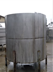 1250 gallon Stainless Steel Tank, 6' diameter x 6' straight side, 15" diameter Top manway, 2" diameter Center
