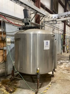 600 gallon Vertical Stainless Steel tank, 4' diameter x 4' 2" high, flat heads, 1 HP off center agitator